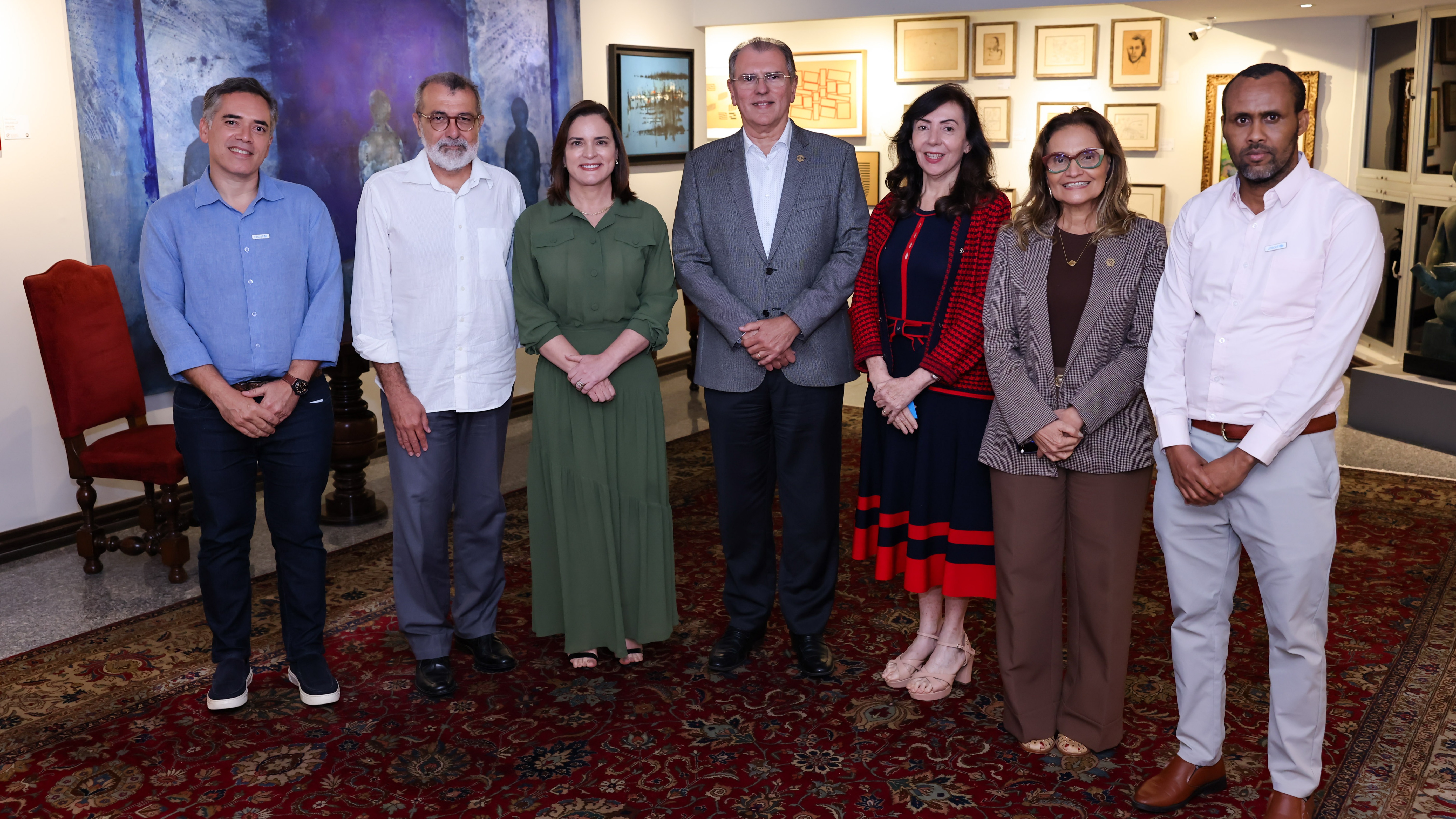 A primeira-dama Cristiane Leitão posa para a foto com representantes da Unifor e da Unicef